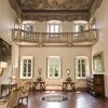 Eleganter Raum mit Balkon in der historischen Villa Paradiso in Italien