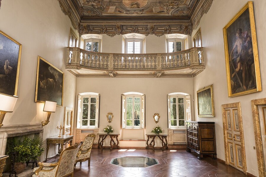 Eleganter Raum mit Balkon in der historischen Villa Paradiso in Italien