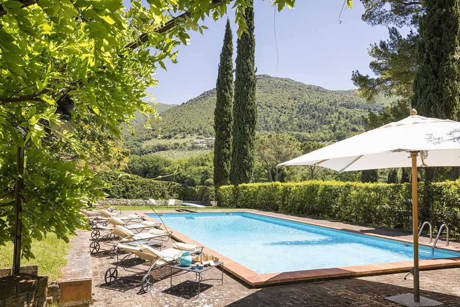 Pool mit Sonnenschirm der Villa Paradiso in Umbrien