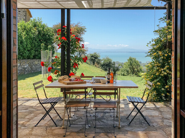 Esstisch des Ferienhauses in Umbrien mit Blick auf den Trasimeno See