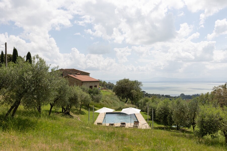 Steinhaus in Umbrien mit Pool und Blick auf den See