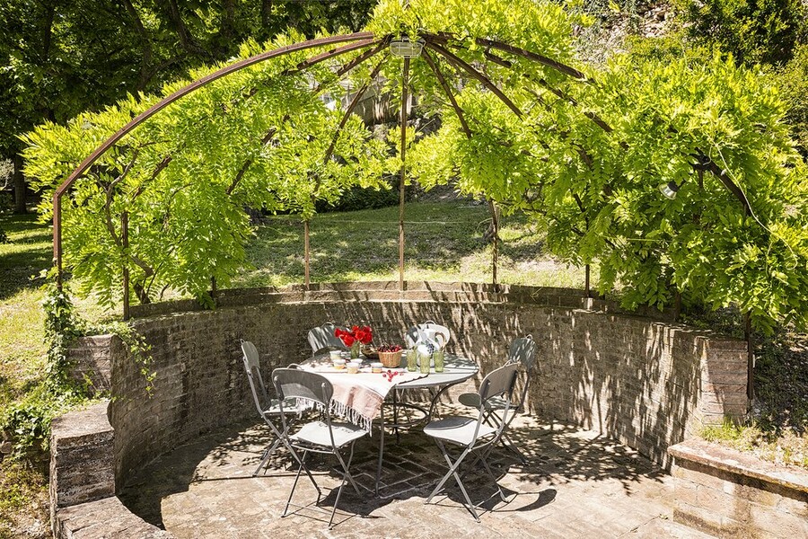 Pergola mit wildem Wein in der Villa Paradiso bei Spoleto in Umbrien