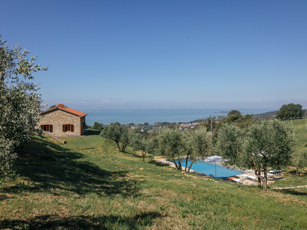 Small holiday home in Umbria with view over the Trasimeno Lake