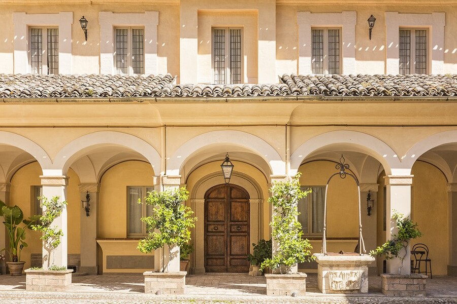 Eleganter Innenhof der Villa Paradiso in Umbrien