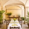 Überdachte Loggia mit Esstisch in der Villa Paradiso in Umbrien