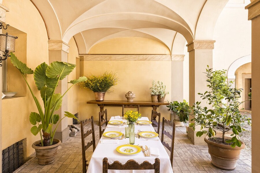 Überdachte Loggia mit Esstisch in der Villa Paradiso in Umbrien