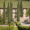 Villa Paradiso mit Zypressen und Olivenhain in Italien bei Spoleto