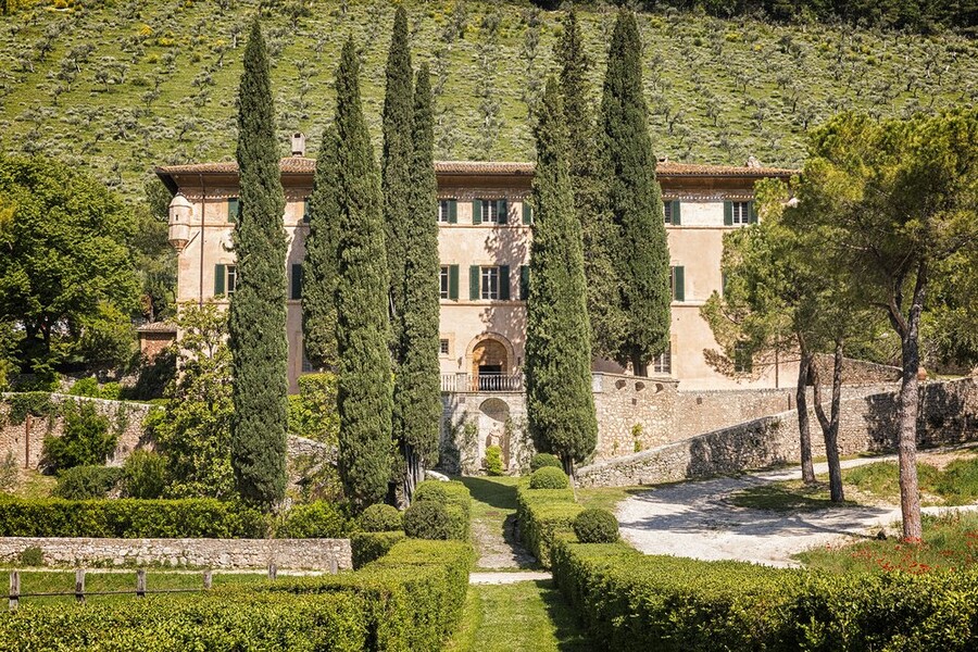 Villa Paradiso mit Zypressen und Olivenhain in Italien bei Spoleto