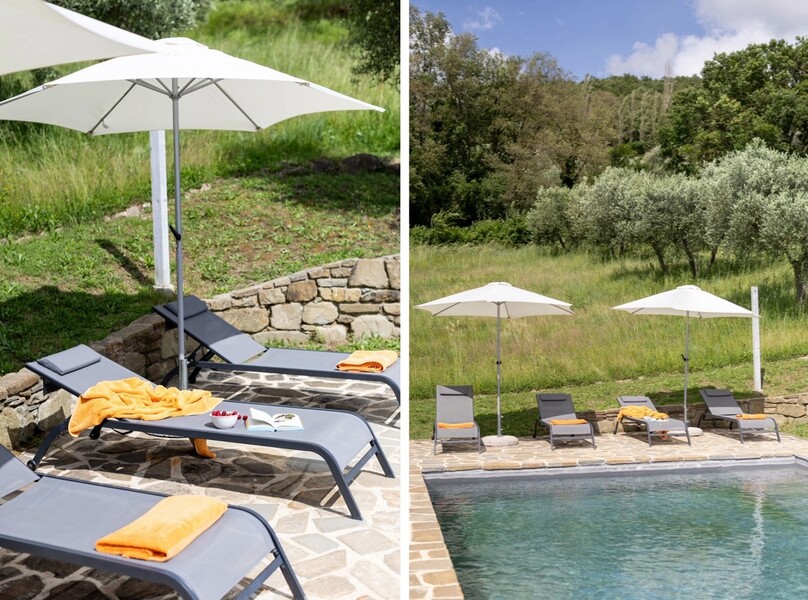 Casa Campori Pool mit Sonnenliegen und Sonnenschirmen