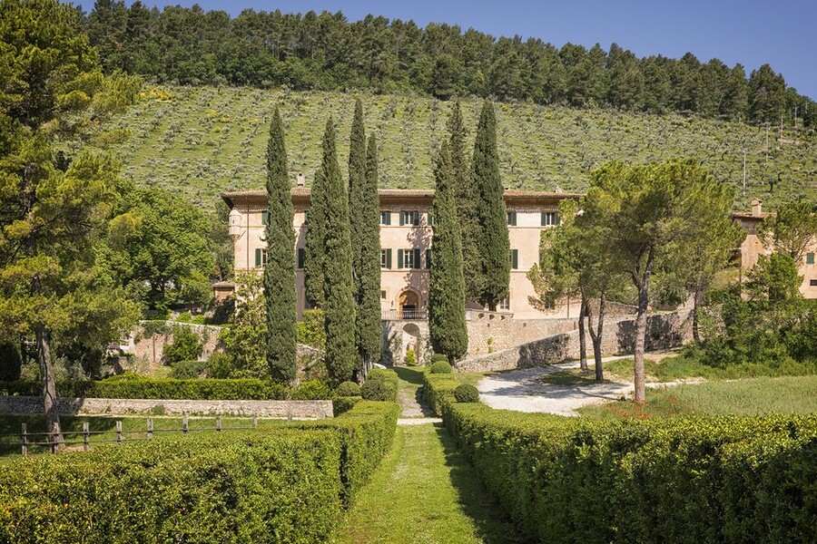 Villa Paradiso bei Spoleto mit Olivenhain und Zypressen