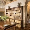 Bibliothek in der Villa Paradiso in Umbrien