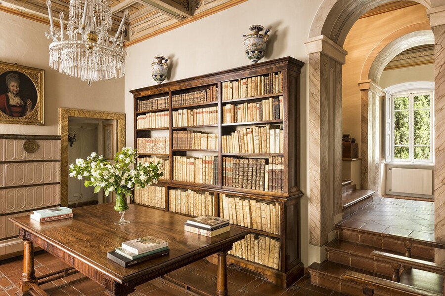 Bibliothek in der Villa Paradiso in Umbrien